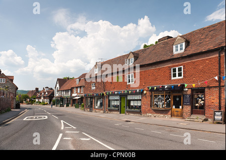 Alten Otford High Street mit Kentish Hand gemacht Tonziegel auf Tudor Holzbauwerke verkleidet Stockfoto