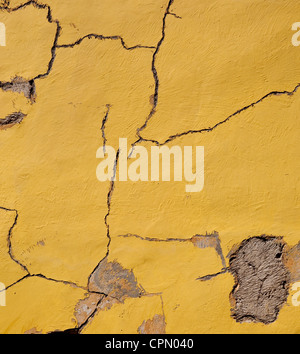 Farbe auf eine gelbe Wand in Alt-Havanna Kuba geknackt Stockfoto