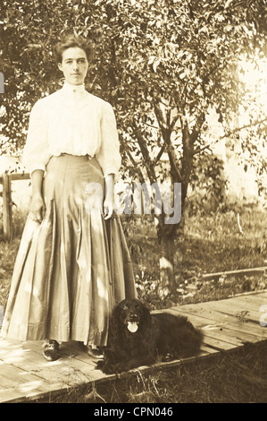 Junge Frau & schwarze Cocker Spaniel auf Promenade Stockfoto