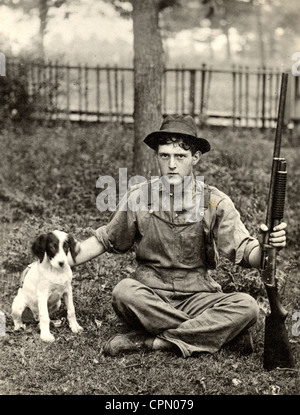 Teenaged Jäger mit Beagle Welpen & Schrotflinte Stockfoto
