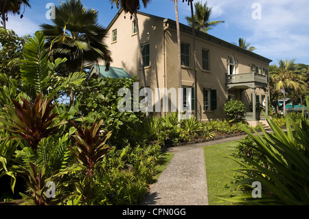 HI, Kailua-Kona, Hawaii Elk284-2892, Hulihee Palast, 1838 im Garten mit Palmen Stockfoto