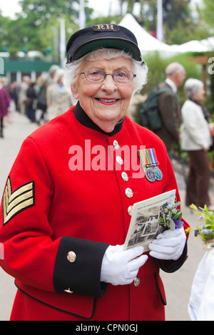 Weibliche Chelsea Pensionär, RHS Chelsea Flower Show, London, UK Stockfoto