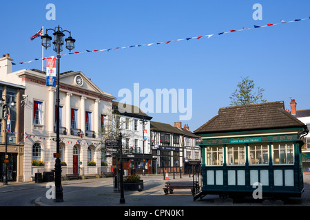 Ripon Marktplatz mit Rathaus, links und original Taxifahrer Tierheim auf der rechten Seite. Stockfoto