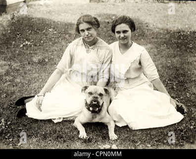 Zwei Frauen, die heftige Boxer Hund bewacht Stockfoto