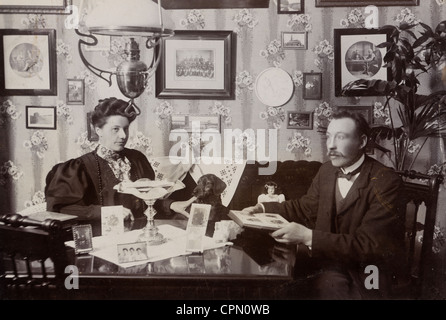 Richtige viktorianischen paar im Salon mit ihren Dackel Stockfoto