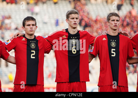 Deutschland-Spieler richten, und die Nationalhymne zu singen, bevor die 2009 FIFA U20-WM Viertelfinale Fußballspiel gegen Brasilien Stockfoto