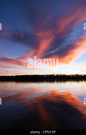 Conroe, Texas: Sonnenuntergang malt den Himmel mit einem lebendigen Pinsel, Lake Conroe in eine Flamme des Feuers zu verwandeln. Stockfoto