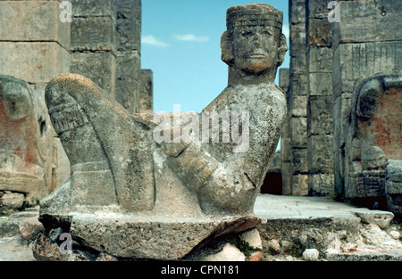 Eine berühmte steinerne Statue des Chac Mool schaut von oben auf die Tempel der Krieger auf den Maya-Ruinen von Chichen Itza auf der Halbinsel Yucatan in Mexiko. Stockfoto