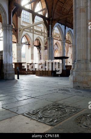 Innenansicht des nun weltliche Oude Kerk ("alte Kirche"), Amsterdams älteste Pfarrkirche (1306). Stockfoto