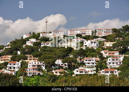 Häuser am Hang, Son Bou, Menorca, Balearen, Spanien Stockfoto