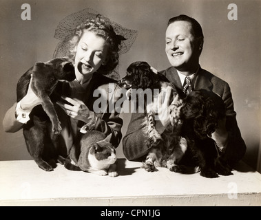 Ehepaar mit zwei Hunden & Katzen Stockfoto