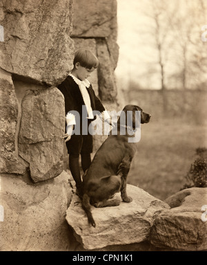 Wohlhabende junge mit Jagdhund auf den Felsen Stockfoto