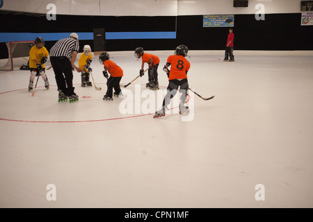 Ein Coach coaching jungen während einer Jugend-Hockey-Spiel. Stockfoto