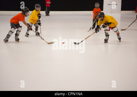 Jungs spielen Rollhockey in Jugendliga, USA. Stockfoto