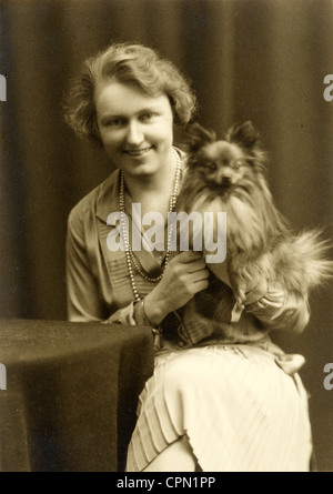 Gut Dressed Lady & ihrem Chihuahua Stockfoto