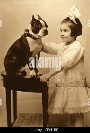 Niedliche kleine Mädchen auf Augenhöhe mit ihrem Bulldog Stockfoto