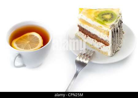 Eine Tasse Tee und ein Stück leckeren cremigen Kuchen mit Früchten Stockfoto