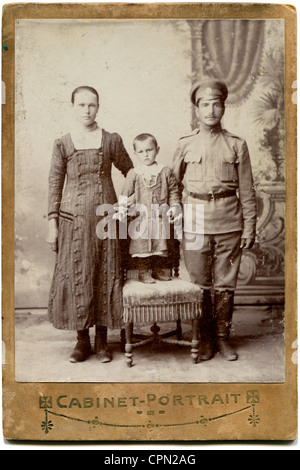 Russland - ca. 1916: Ein antikes Foto zeigt Soldat mit Frau und Tochter Stockfoto