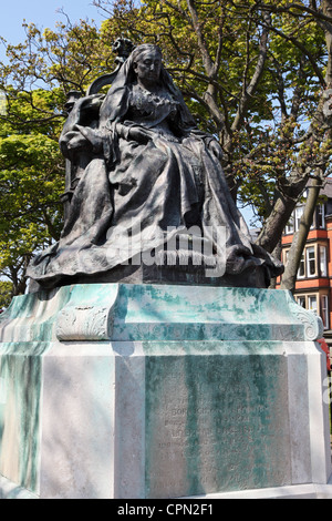 Statue der Königin Victoria auf Thron bei Tynemouth, North East England, UK Stockfoto