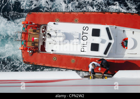 Lotsenboot Kapitän Internat Fähre auf dem Meer um die Fähre in den Hafen in der Nähe von Santa Cruz auf Teneriffa, Kanarische Inseln, Spanien zu führen Stockfoto