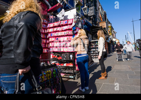 London Camden Lock Market Stall Camden High Street Shop Shop gehsteig Bürgersteig Anzeige der bunten mobile Zelle das iPhone deckt Sonnenbrille Stockfoto