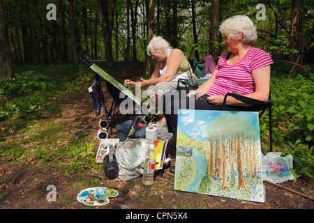 Ältere Damen Malen Wald Szene. Stockfoto