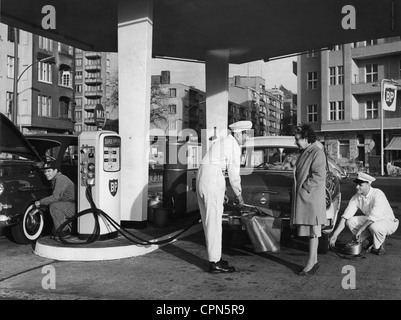 Transport / Transport, Auto, Tankstelle, BP Tankstelle, Tankstellenbegleiterin hilft Kunden beim Tanken ihres Autos, West-Berlin, Deutschland, um 1960, Zusatzrechte-Abfertigung-nicht verfügbar Stockfoto