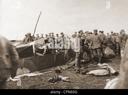 Erster Weltkrieg / 1. Weltkrieg, deutsche Soldaten schießen ein englisches Flugzeug, zwischen Marcoing und Ribecourt, sog. Siegfried Position, Frankreich, 14.4.1917, Zusatzrechte-Abfertigung-nicht verfügbar Stockfoto