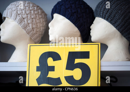 Zeichen Werbung Preis stricken Mützen im Shop Stockfoto