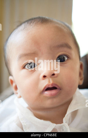 Lapu-Lapu City, Philippinen, 26.02.2012: 200-300 Babys in einer einzigen 3-Stunden-Zeremonie am Mactan Air Base Kapelle getauft. Stockfoto