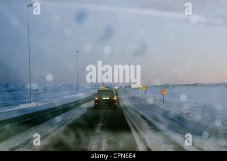 Island, Weg vom Flughafen Keflavik nach Reykjavik über Windschutzscheibe angezeigt Stockfoto