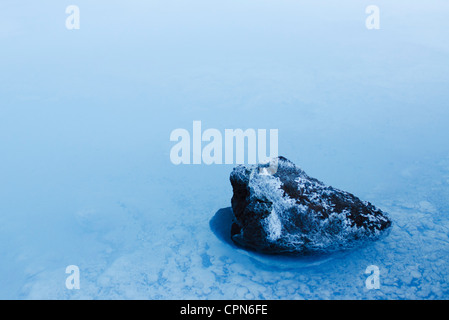 Vulkanisches Gestein bedeckt in Kieselsäure Mineralvorkommen, Blue Lagoon, Halbinsel Reykjanes, Island Stockfoto