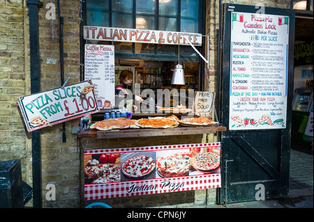 London, Camden Lock Market Stall italienische Pizzeria counter Menü Vorstand/Snackbar Stockfoto