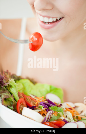 Frau essen Salat, beschnitten Stockfoto