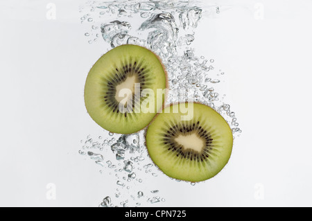 Kiwi-Hälften in Wasser getaucht Stockfoto