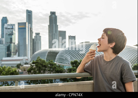 Junge, Eistüte, im Hintergrund die Skyline der Stadt Essen Stockfoto