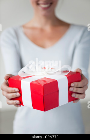 Frau mit Geschenk-Box, beschnitten Stockfoto