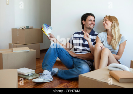 Paar diskutieren Farbfelder in neues Haus Stockfoto