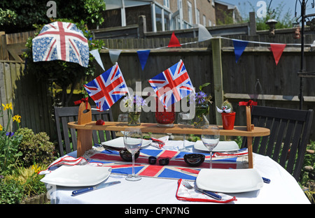 Tisch für eine Queens Diamond Jubilee Party feiern im Garten des Hauses in Brighton UK Stockfoto