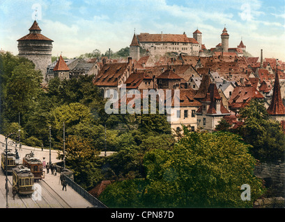 Geographie / Reisen, Deutschland, Nürnberg, Stadtansicht / Stadtansichten, Ansicht der Altstadt, vom Hallertor, links der Neutor-Turm, um 1899, im Vorgrund links: Die erste elektrische Straßenbahn, eingeführt 1896 - 1898, photochrom, historische Innenstadt, Zentrum, Schloss, Schlösser, Nürnberger Burg, Schlossberg, Mittelalter, Mittelalter, Stadt, Stadtansicht, Stadtbild, Stadtansichten, Stadtansichten, Stadtbilder, Stadtbilder, Jahrhundertwende, photochromatisch, Fotografie, Foto, Fotos, Geschichte, Franken, Bayern, 19. Jahrhundert, historisch, historisch, Mittelalter, Additional-Rights-Clearences-not available Stockfoto