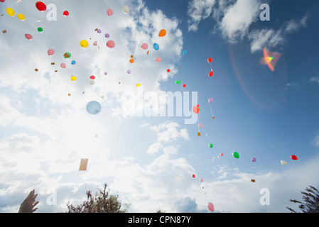 Luftballons schweben in Richtung Himmel Stockfoto