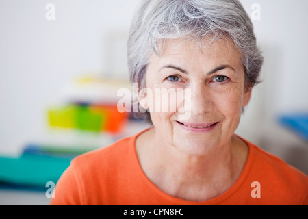 PORTRÄT - 65 JAHRE ALTE FRAU Stockfoto