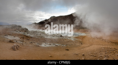 Island, Namafjall, Fumarolen und loslassen Dampf und Schwefel Gas Schlammpötte Stockfoto