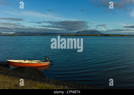 Island, Boot ruht am Seeufer Stockfoto