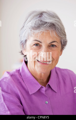 PORTRÄT - 65 JAHRE ALTE FRAU Stockfoto