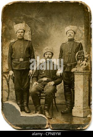 Russland - ca. 1914-1917: eine antike Foto zeigt drei Soldaten in Pelz Hüte, Russisches Reich, Zeit des ersten Weltkrieges Stockfoto