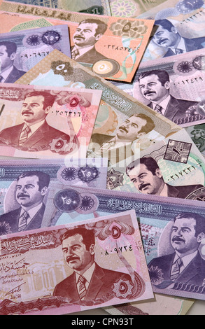 Geld / Finanzen, Banknote, Irak, Dinar, irakische Banknote mit dem Porträt von Saddam Hussein, Diktator, Diktatoren, Währung, Währungen, Valuta, irakischen Dinar, Symbol, Symbole, symbolisch, symbolisch, Symbolbild, Wirtschaft, Irakisch, mehrere, Geldhaufen, Persönlichkeitskult, Banknote, Banknote, Rechnung, Banknoten, historisch, historisch, Additional-Rights-Clearences-nicht vorhanden Stockfoto