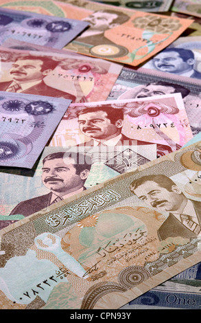 Geld, Banknote, Irak, Dinar, irakische Banknoten mit dem Porträt Saddam Husseins, Währung, Währungen, Valuta, Iraker, Dinar, symbolisch, symbolisch, Symbolbild, Wirtschaft, Diktator, Diktatoren, Geldhaufen, Personenkult, Banknote, Banknote, Rechnung, Banknoten, Bild, Bilder, historisch, historisch, Additional-Rights-Clearences-nicht vorhanden Stockfoto