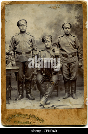 Russland - ca. 1914-1917: eine antike Foto zeigt drei Soldaten mit einem Akkordeon, Saratow, Russisches Reich Stockfoto