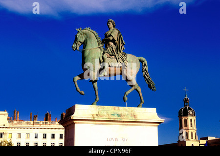 Im Zentrum von Ort Bellecour(Lyon,France) steht ein Reiterstandbild von König Louis XIV., auf den Nachmittag Stockfoto